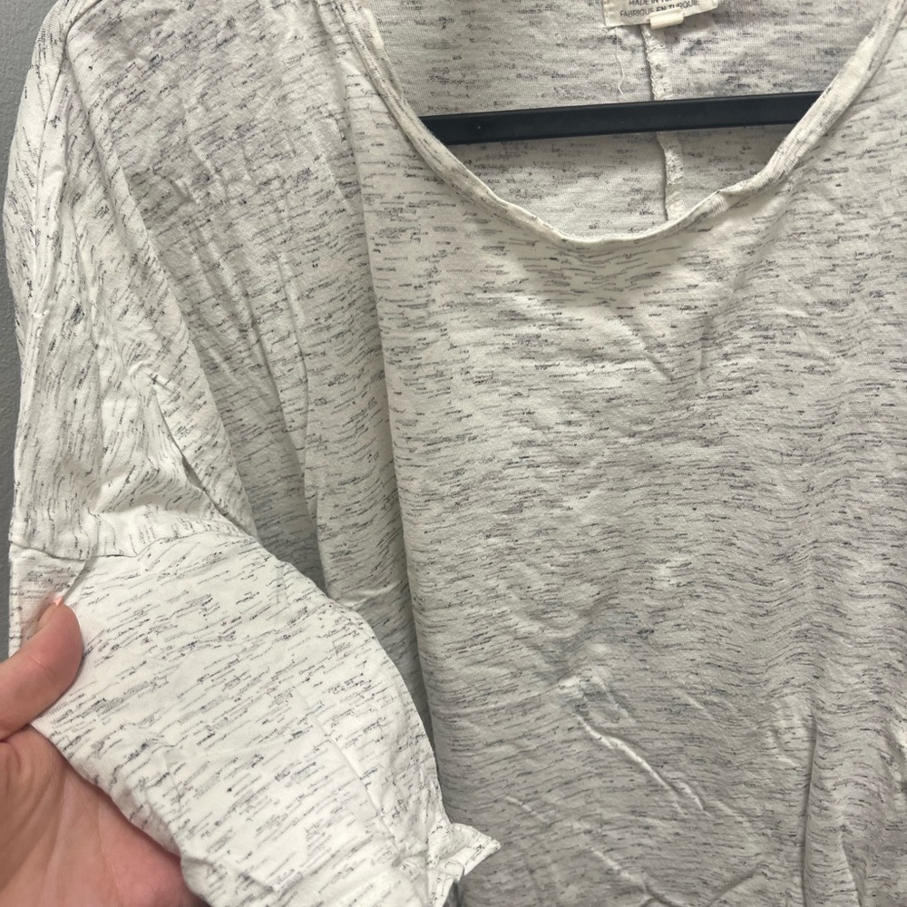 Loose grey tshirt with elbow length sleeves